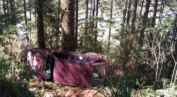 Motorista é localizado 8 horas após sair da pista e capotar em ribanceira
