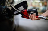 Semana começa com chance de queda no preço da gasolina; entenda
