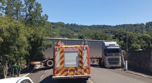 Motorista sofre parada cardiorrespiratória após colidir caminhão contra muro