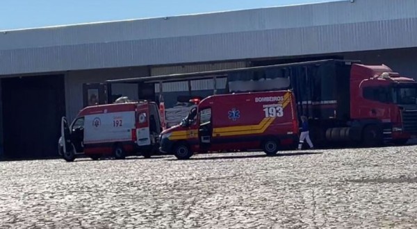 Homem cai de uma altura de 2,5 (metros) e é socorrido pelo Corpo de Bombeiros e SAMU