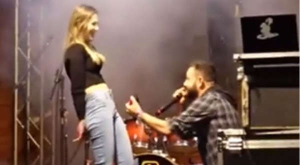 Homem pede namorada em casamento em casa de shows