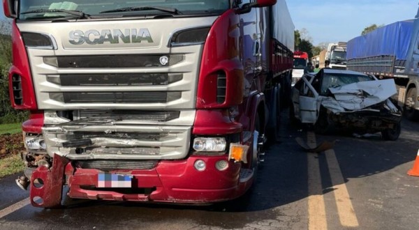 Homem fica preso às ferragens após colisão frontal na BR280