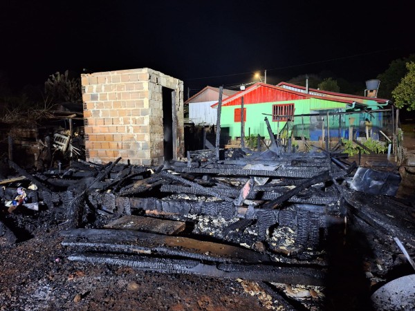 Residência fica totalmente destruída pelo fogo