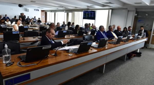 Comissão do Senado aprova relatório da reforma tributária