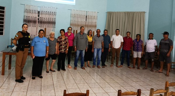 Policiais militares realizam reunião com moradores da Comunidade do Tatetos