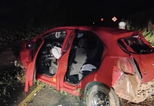 Motorista fica gravemente ferido após carro colidir contra barranco na SC-496