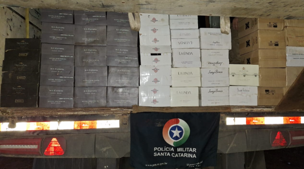 Polícia apreende caminhão com azeite e vinhos contrabandeados