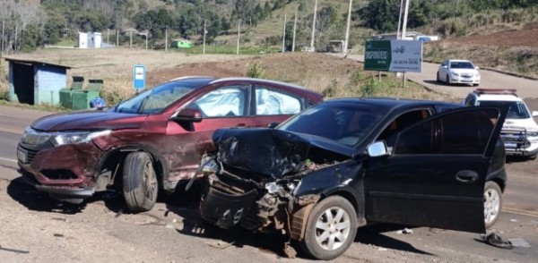 Colisão lateral entre carros deixa um ferido na SC-386