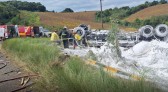 Caminhão tomba e deixa dois feridos em Santa Catarina