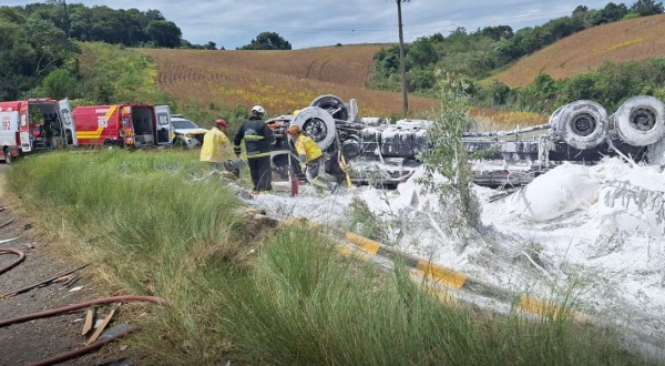 Caminhão tomba e deixa dois feridos em Santa Catarina
