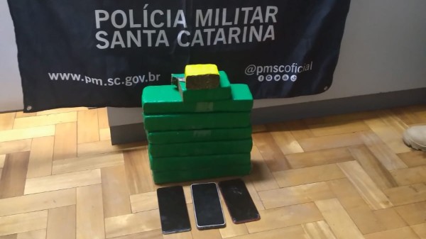 Polícia Militar prende dois homens por tráfico de drogas