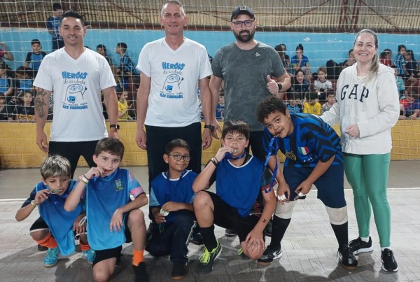 Escola Roberto Mazzocatto realiza jogos de futsal em comemoração ao Dia da Criança