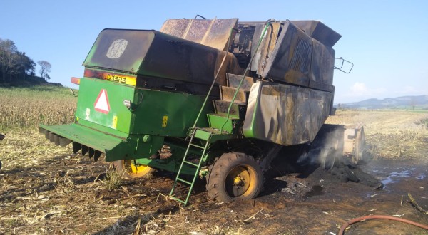 Colheitadeira é destruída por incêndio em lavoura de milho no interior