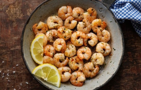 Homem sofre choque anafilático e morre após comer camarão em SC