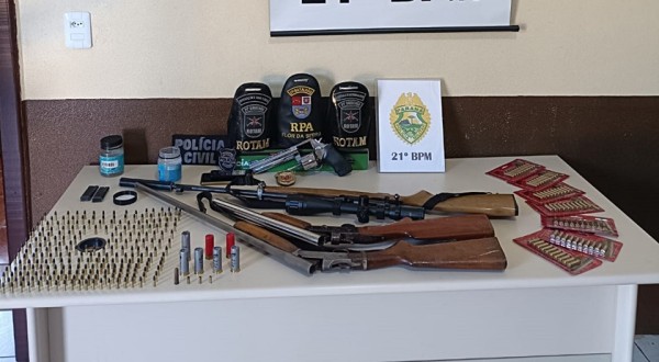 Um homem é detido com armas e munições após forças policiais cumprirem mandados de busca e apreensão
