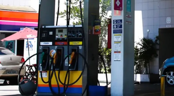 Gasolina fica mais barata e ajuda a reduzir impacto da inflação no Brasil