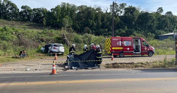 Motociclista morre em violenta colisão com automóvel
