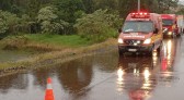 Pai salva filhos após veículo sair da pista e cair dentro de açude