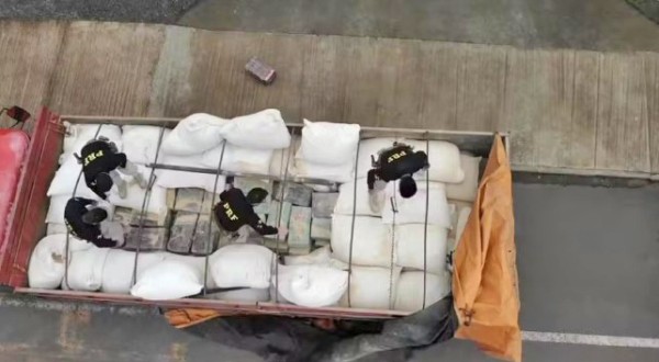 PRF intercepta caminhão de Palma Sola com 800 kg de maconha e prende motorista de Dionísio Cerqueira