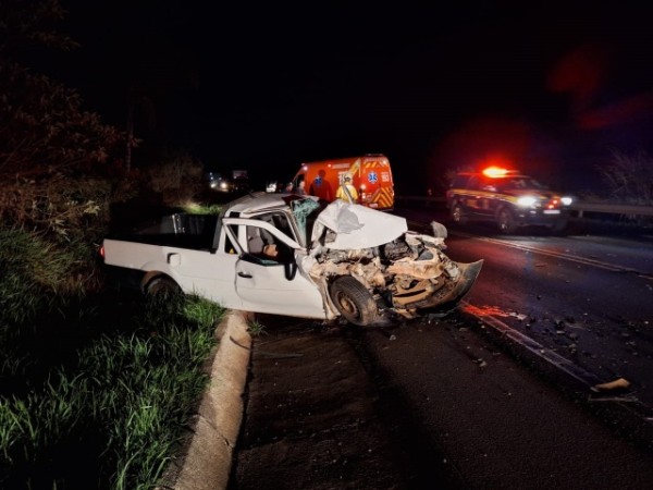 Motorista fica ferido ao bater na traseira de caminhão na BR-282
