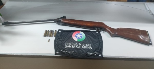 Homem é preso por posse irregular de arma de fogo após disparos em bar