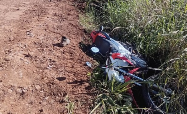 Motociclista fica ferido após colisão lateral no interior