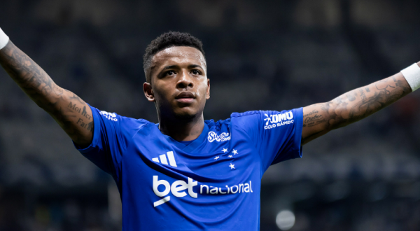 Cruzeiro vence Flamengo de virada e chega à quarta vitória consecutiva