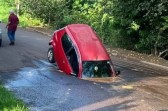 Carro com criança de 2 anos dentro é engolido por cratera no Paraná