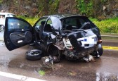 Motorista perde o controle e colide em pedra após aquaplanagem na BR-282