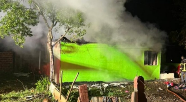 Homem é suspeito de incendiar a própria casa após discussão com a companheira