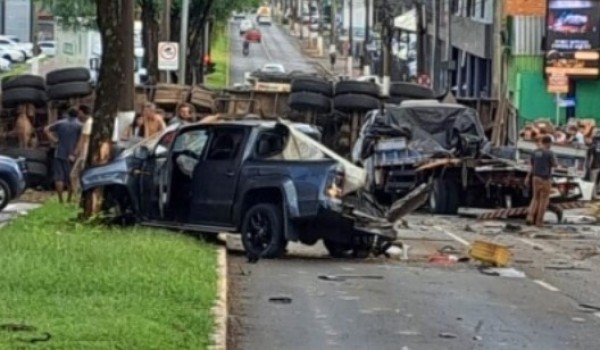 Impacto violento: Carreta desgovernada provoca grave acidente e atinge vários veículos