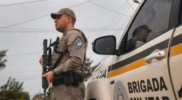 Homem é morto em frente a bar e suspeito é preso em flagrante