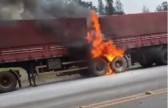 Carreta fica parcialmente destruída após incêndio na BR 282