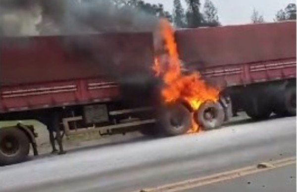 Carreta fica parcialmente destruída após incêndio na BR 282