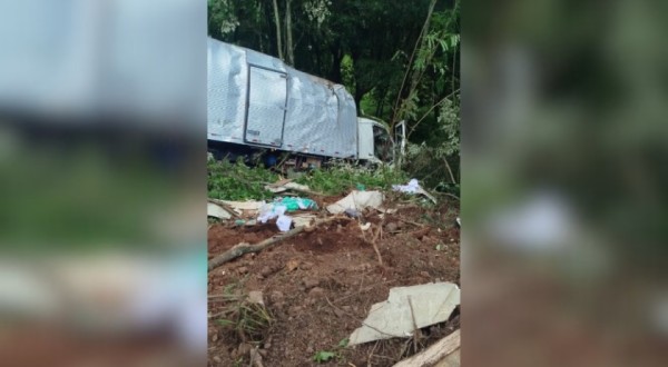 Caminhão sai da pista e cai em ribanceira na SC-305, deixando um ferido