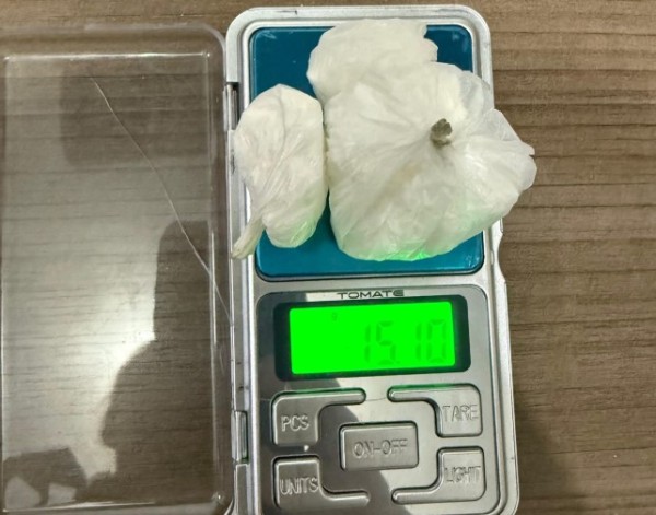 Mulher é presa com cocaína e diz que precisava levantar dinheiro para ajudar namorado que está preso