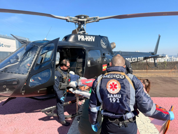 Colisão entre moto e retroescavadeira deixa jovem gravemente ferido