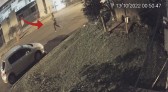 Câmera de segurança flagra homem pulando o portão e ateando fogo em veículo