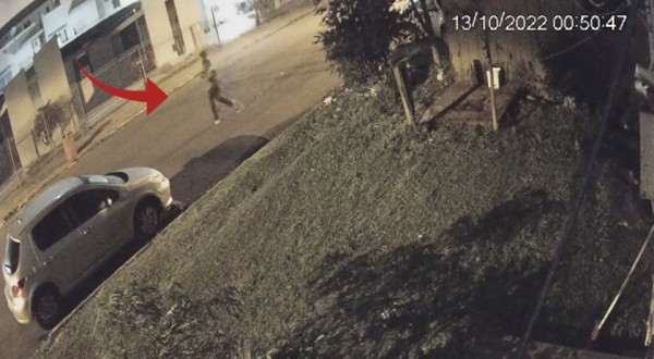 Câmera de segurança flagra homem pulando o portão e ateando fogo em veículo