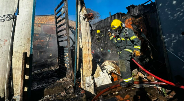 Incêndio destrói casa onde moravam três famílias
