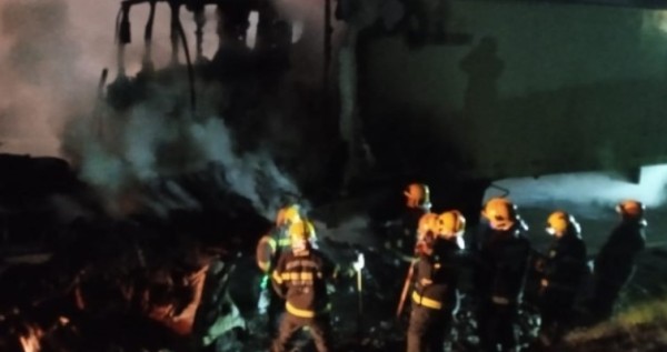 Dois morrem carbonizados após carro bater contra carreta e pegar fogo em Água Doce