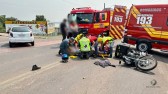 Motociclista é socorrido após colisão com carro