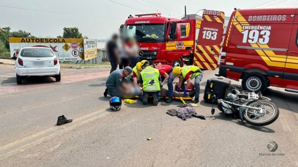 Motociclista é socorrido após colisão com carro