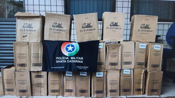 Polícia Militar apreende 156 garrafas de vinho argentino em ocorrência de descaminho