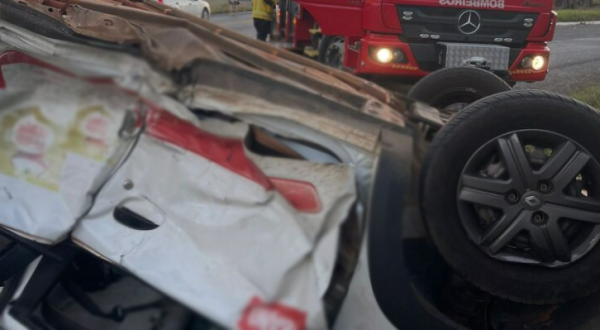 Colisão entre carros termina com capotamento e vítimas presas às ferragens no Meio-Oeste de SC