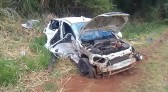 Mulher fica ferida em colisão entre carro e caminhão na PR-180