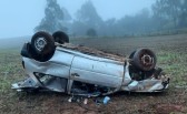 Três jovens ficam feridos após carro capotar na PRC-158
