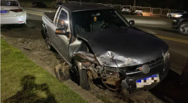 Colisão entre carro e caminhonete é registrada na PR-566