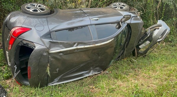 Automóvel sai da pista e capota na PR 180