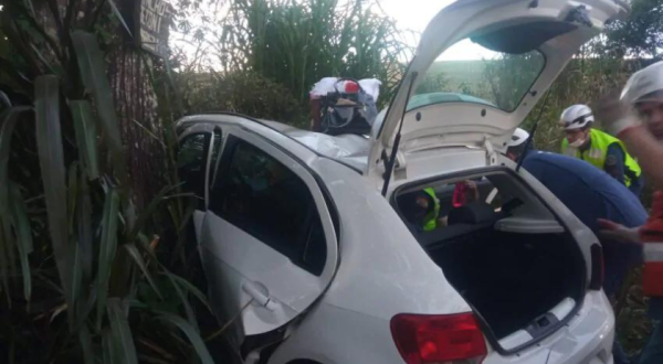 Duas mulheres e três crianças ficam feridas após carro sair da pista e colidir contra árvore na PR 158